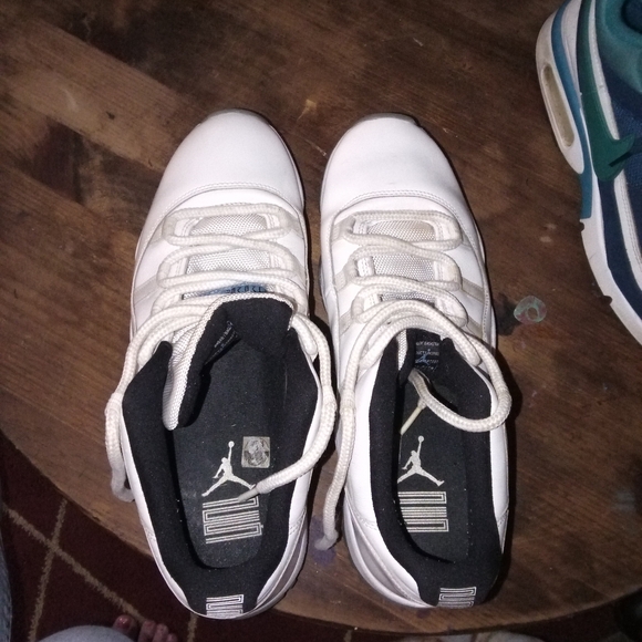 Nike White and Black Athletic Shoes - Picture 2 of 4